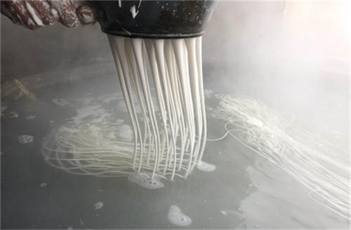 漏瓢式紅薯粉條機(jī)的特點(diǎn)與功能有哪些？小型紅薯粉條機(jī)有哪些？