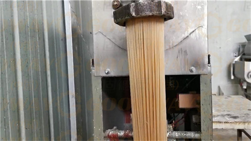  紅薯粉條機多少錢一臺？哪種工藝的粉條加工設(shè)備更適合大眾使用？