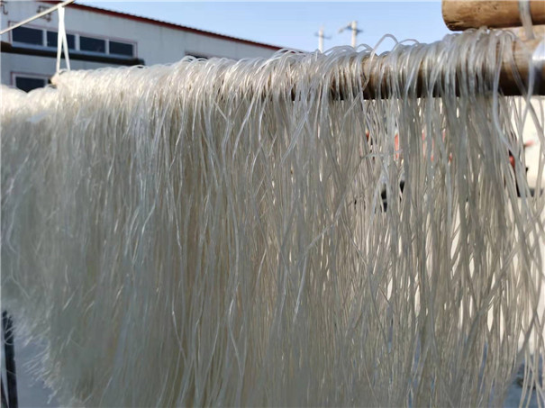 仿手工紅薯粉條機生產線是怎樣加工粉條的？漏瓢環(huán)節(jié)有哪些講究？